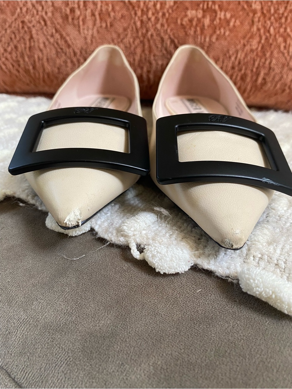{Roger Vivier} Gommettine Leather Ballerina Shoe - Picture 7 of 16